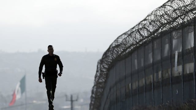 Ein Soldat läuft an der Grenze zwischen den USA und Mexiko entlang.