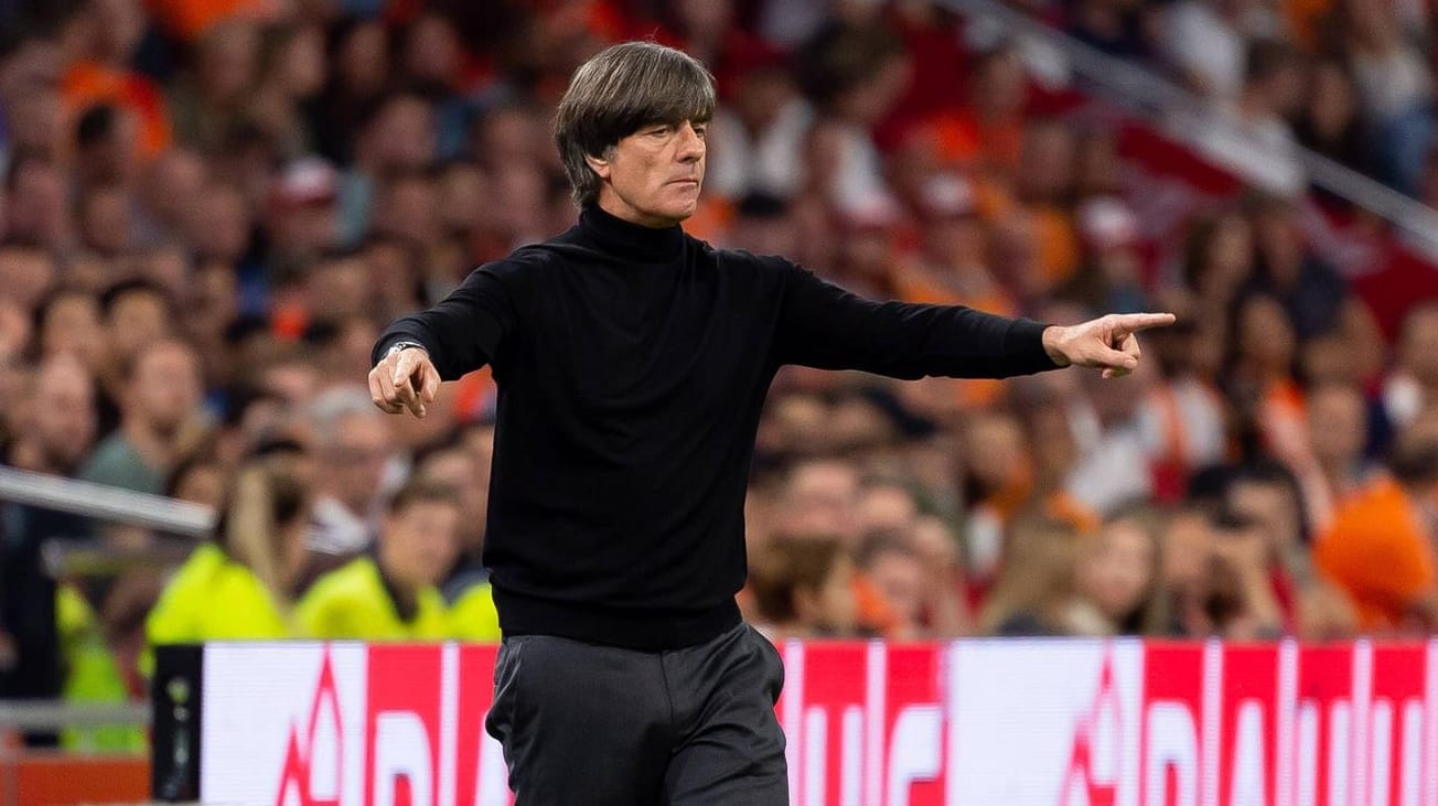 Auf schwerer Mission: Jogi Löw, hier bei der verheerenden Nations-League-Niederlage gegen die Niederlande, muss die Nationalelf umbauen.