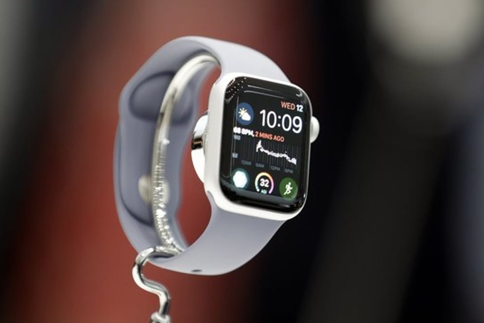 Die Apple Watch 4 wird bei der Präsentation von dem Apple iPhone XS und dem Apple iPhone XS Max im Steve Jobs Theater gezeigt.