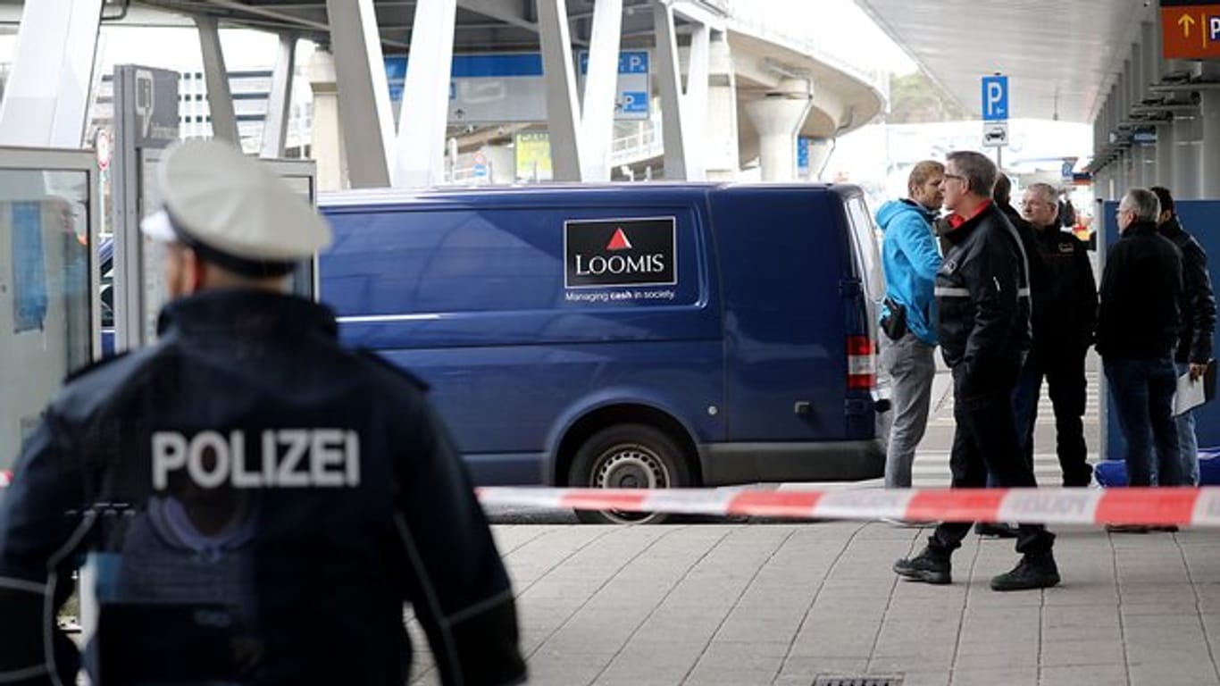 Spurensicherung an dem ausgeraubten Geldtransporter am Köln/Bonner Flughafen.