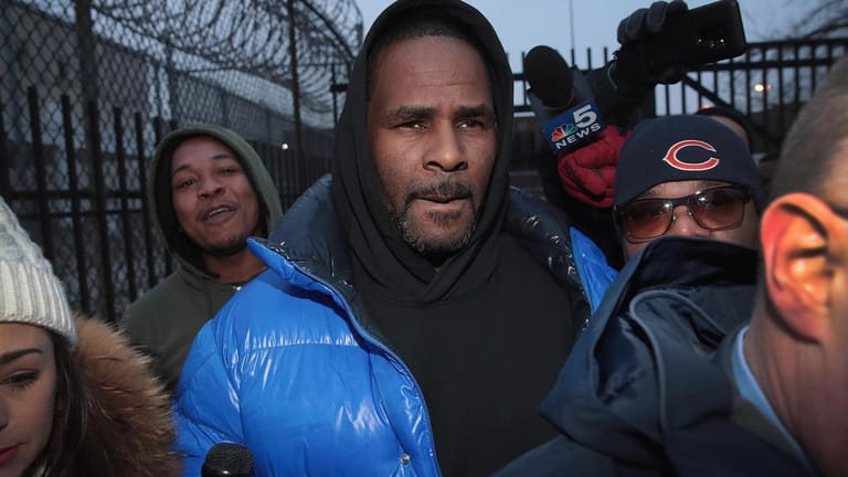 R. Kelly: Hier verlässt der Sänger gerade das Gefängnis in Chicago.