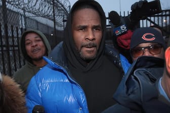 R. Kelly: Hier verlässt der Sänger gerade das Gefängnis in Chicago.