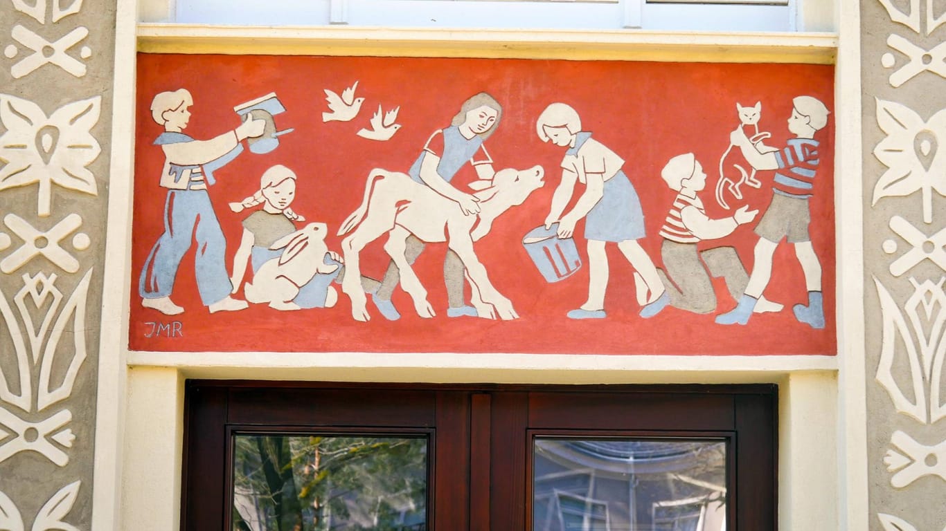 Wandbild über dem Eingang des früheren Kinderheims in Berlin-Treptow: Sexueller Missbrauch passte nicht ins Bild der "heilen sozialistischen Gesellschaft".
