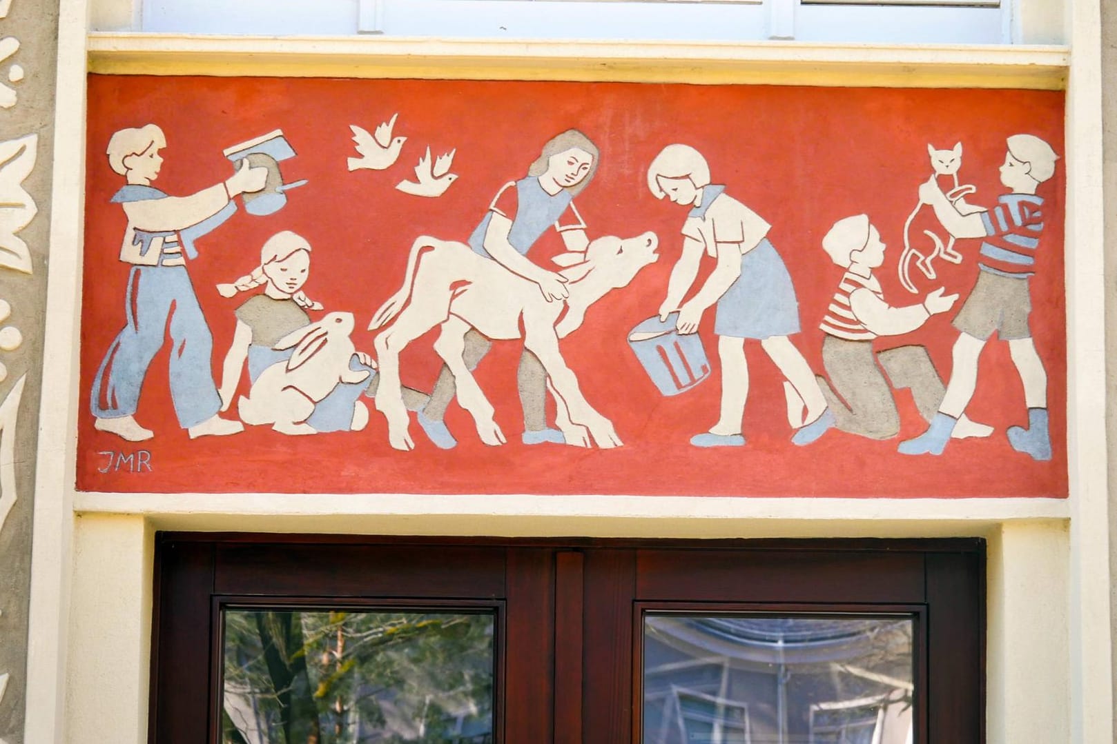 Wandbild über dem Eingang des früheren Kinderheims in Berlin-Treptow: Sexueller Missbrauch passte nicht ins Bild der "heilen sozialistischen Gesellschaft".