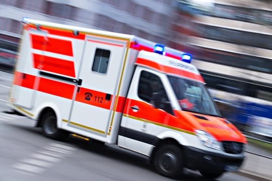 Notarzt rufen: Frauen stellen trotz Beschwerden oft Verpflichtungen in Haushalt und Familie voran.