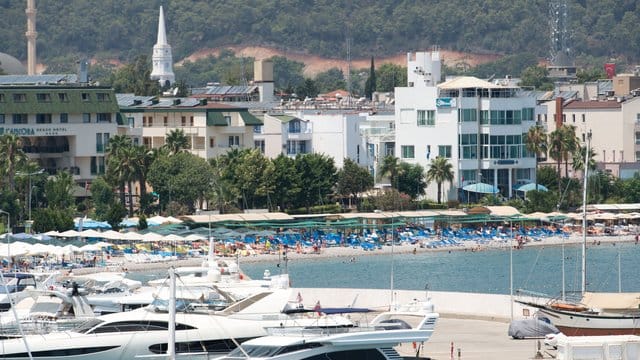 Die Strandpromenade und der Yachthafen im Urlaubsort Kemer: Touristen aus Deutschland und allen anderen Ländern seien in der Türkei nach wie vor willkommen, so der des türkischen Innenministers Süleyman Soylu. Die Strandpromenade und der Yachthafen im Urlaubsort Kemer: Touristen aus Deutschland und allen anderen Ländern seien in der Türkei nach wie vor willkommen, so der des türkischen Innenministers Süleyman Soylu.