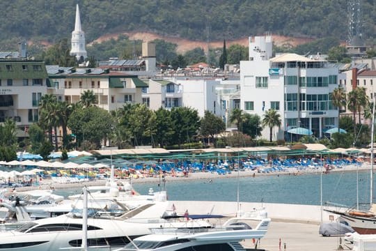 Die Strandpromenade und der Yachthafen im Urlaubsort Kemer: Touristen aus Deutschland und allen anderen Ländern seien in der Türkei nach wie vor willkommen, so der des türkischen Innenministers Süleyman Soylu.
