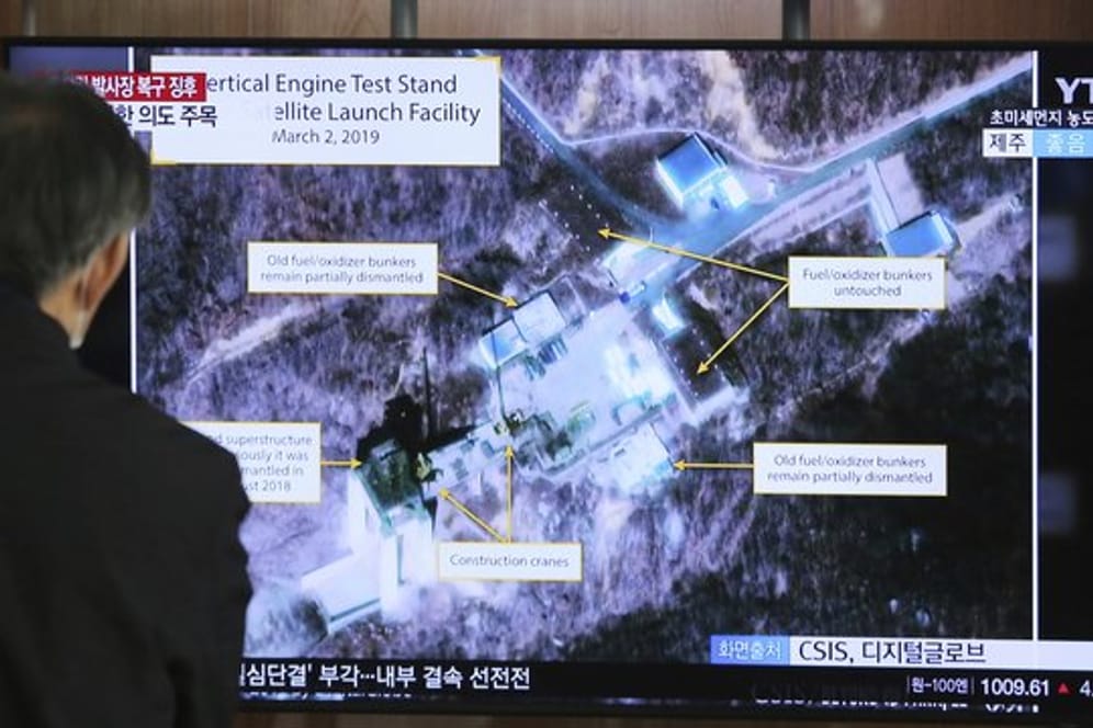 Berichterstattung in Südkorea: Auf dem Bildschirm ist eine nordkoreanische Testanlage für Raketenantriebe zu sehen.