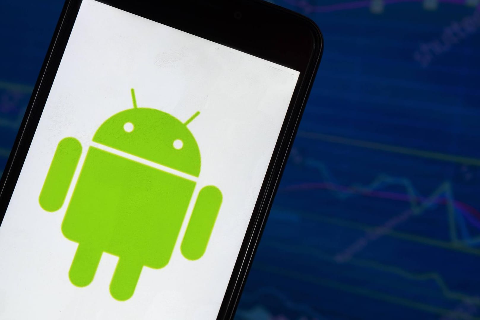 Bugdroid auf einem Smartphone-Bildschirm (Symbolbild): Google hat für Android ein Update veröffentlicht.