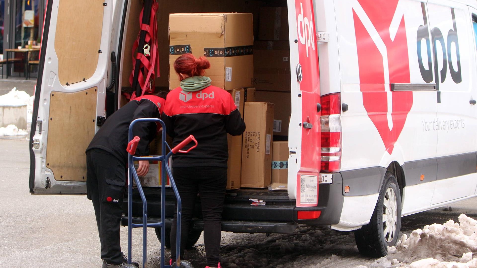 Zusteller des DPD: Bei der Auslieferung bereitet vor allem die Zustellung an der Haustür die größten Probleme – und verursacht die meisten Kosten.