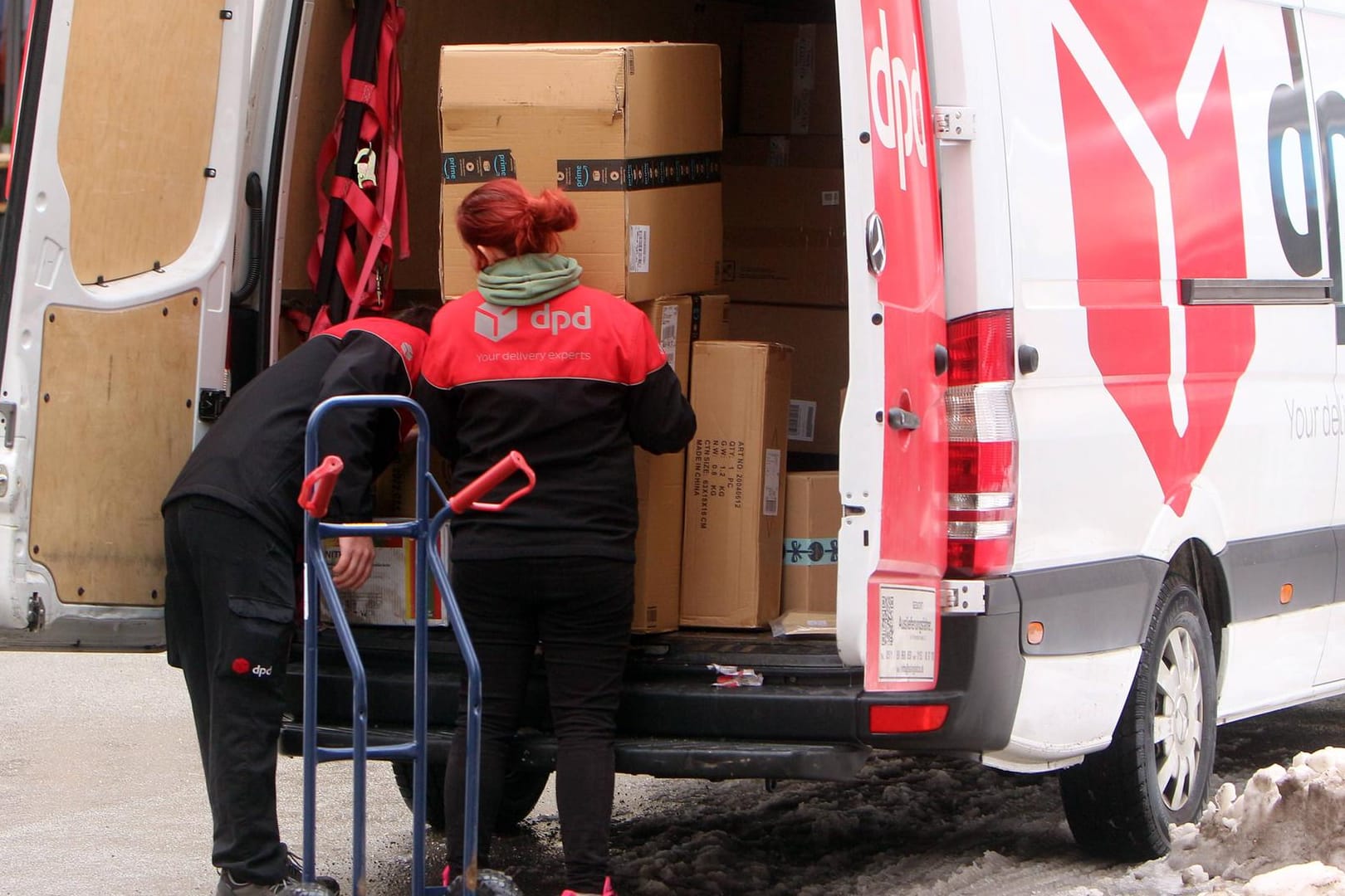 Zusteller des DPD: Bei der Auslieferung bereitet vor allem die Zustellung an der Haustür die größten Probleme – und verursacht die meisten Kosten.