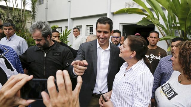 Venezuelas selbst ernannter Interimspräsident Juan Guaidó ist trotz einer drohenden Festnahme in seine Heimat zurückgekehrt. Venezuelas selbst ernannter Interimspräsident Juan Guaidó ist trotz einer drohenden Festnahme in seine Heimat zurückgekehrt.