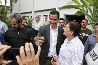 Venezuelas selbst ernannter Interimspräsident Juan Guaidó ist trotz einer drohenden Festnahme in seine Heimat zurückgekehrt.