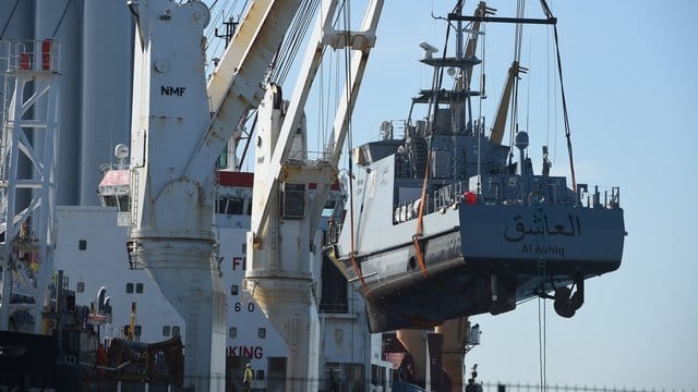 Ein Küstenschutzboot für Saudi-Arabien wird im Juli 2018 auf ein Transportschiff verladen. Ein Küstenschutzboot für Saudi-Arabien wird im Juli 2018 auf ein Transportschiff verladen.