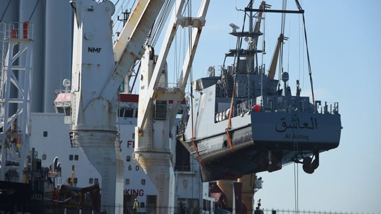 Ein Küstenschutzboot für Saudi-Arabien wird im Juli 2018 auf ein Transportschiff verladen.