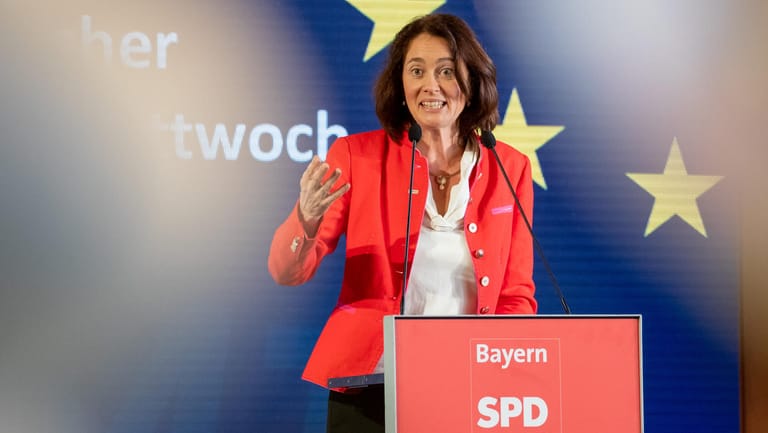Bayern, Vilshofen an der Donau: Katarina Barley (SPD), Europawahl-Spitzenkandidatin der SPD und Bundesjustizministerin, spricht beim Politischen Aschermittwoch der Bayern-SPD im Wolferstetter Keller.