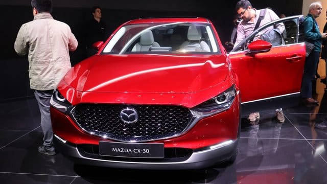 Lückenfüller: Der CX-30 von Mazda misst rund 4,40 Meter und ist damit etwa zehn Zentimeter länger als der CX-3 und zehn Zentimeter kürzer als der CX-5. Lückenfüller: Der CX-30 von Mazda misst rund 4,40 Meter und ist damit etwa zehn Zentimeter länger als der CX-3 und zehn Zentimeter kürzer als der CX-5.
