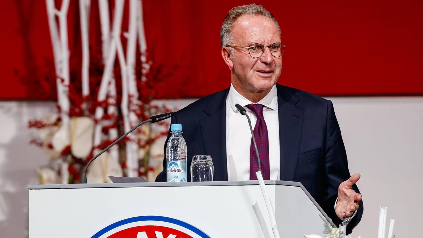 Karl-Heinz Rummenigge, hier auf Bayerns Jahreshauptversammlung im November, ist über den Umgang von Bundestrainer Jogi Löw mit den eigenen Spielern nicht erfreut.