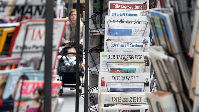 Jeder vierte Befragte wirft den Medien gezielte Manipulation vor, doch auch die Zahl derjenigen, die dem Journalismus vertrauen, ist gestiegen. Jeder vierte Befragte wirft den Medien gezielte Manipulation vor, doch auch die Zahl derjenigen, die dem Journalismus vertrauen, ist gestiegen.