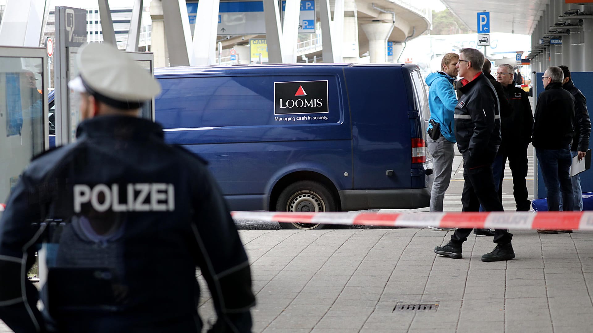 Flughafen Köln/Bonn: Ermittler sichern Spuren an dem Geldtransporter, der am Morgen von drei Männern überfallen wurde.