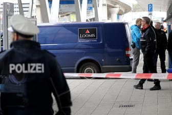 Flughafen Köln/Bonn: Ermittler sichern Spuren an dem Geldtransporter, der am Morgen von drei Männern überfallen wurde.
