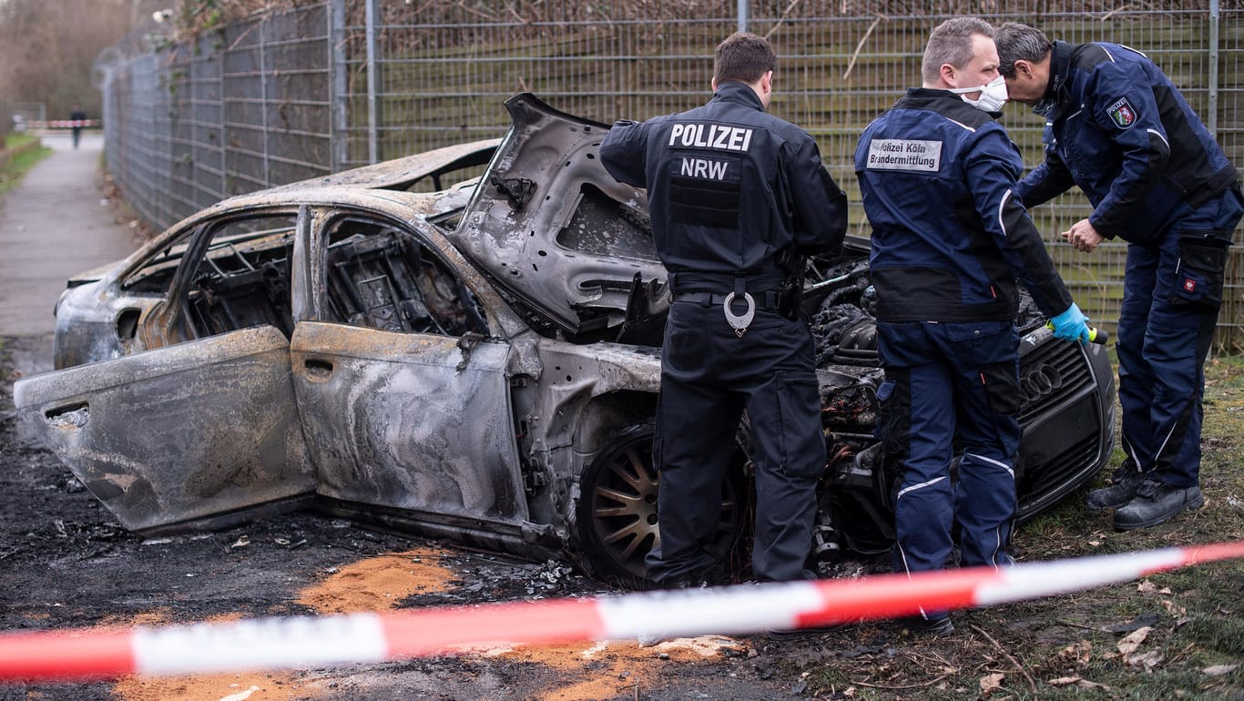 Spurensicherung in Köln-Porz: Dort wurde das Fluchtauto kurz nach dem Überfall gefunden – brennend.