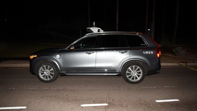 Das von der Polizei Tempe herausgegebene Bild zeigt einen Roboter-Testwagen des Fahrdienst-Vermittlers Uber, nachdem er eine Fußgängerin angefahren und getötet hatte. Das von der Polizei Tempe herausgegebene Bild zeigt einen Roboter-Testwagen des Fahrdienst-Vermittlers Uber, nachdem er eine Fußgängerin angefahren und getötet hatte.