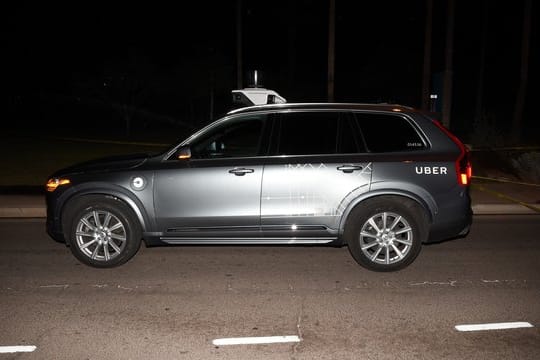 Das von der Polizei Tempe herausgegebene Bild zeigt einen Roboter-Testwagen des Fahrdienst-Vermittlers Uber, nachdem er eine Fußgängerin angefahren und getötet hatte.