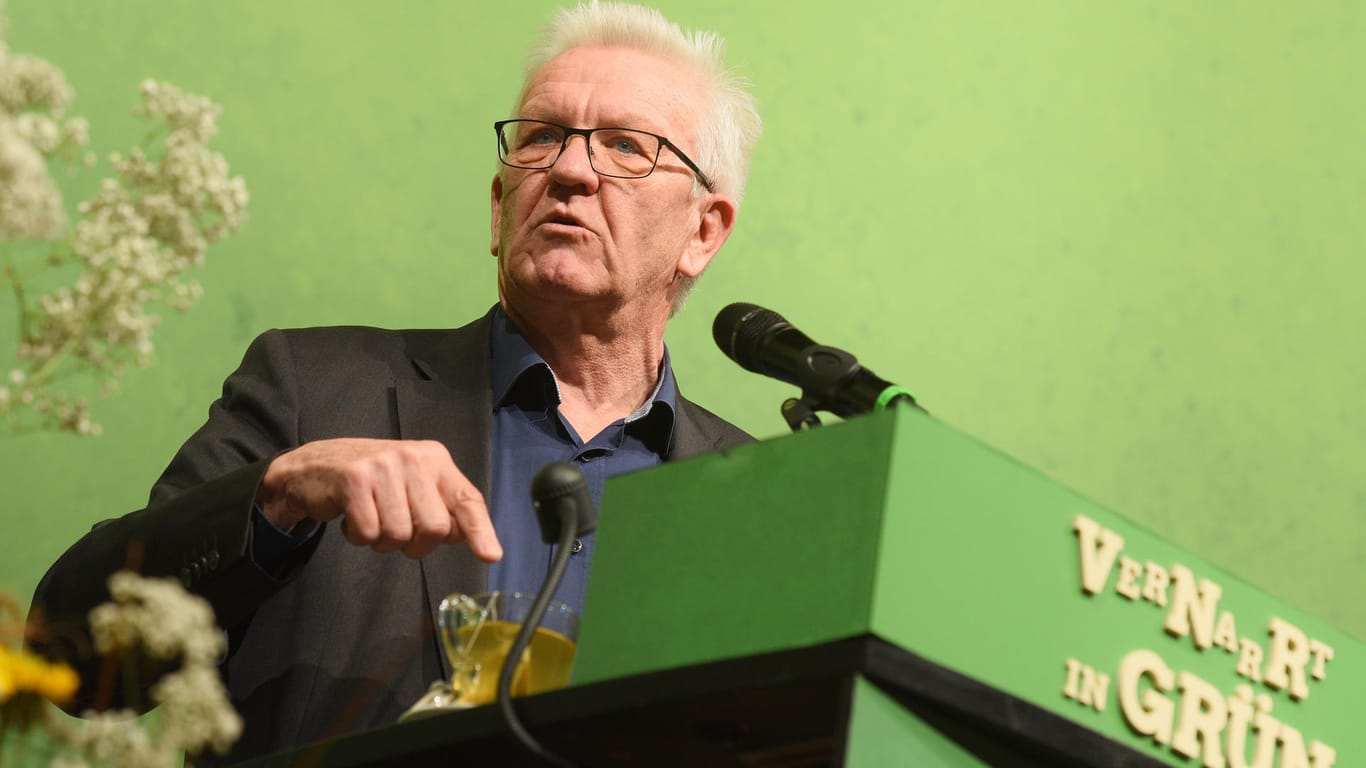 Politischer Aschermittwoch der Grünen in Baden-Württtemberg in der Stadthalle. Winfried Kretschmann, Ministerpräsident von Baden-Württemberg, Grüne) spricht und deutet auf ein Teeglas.