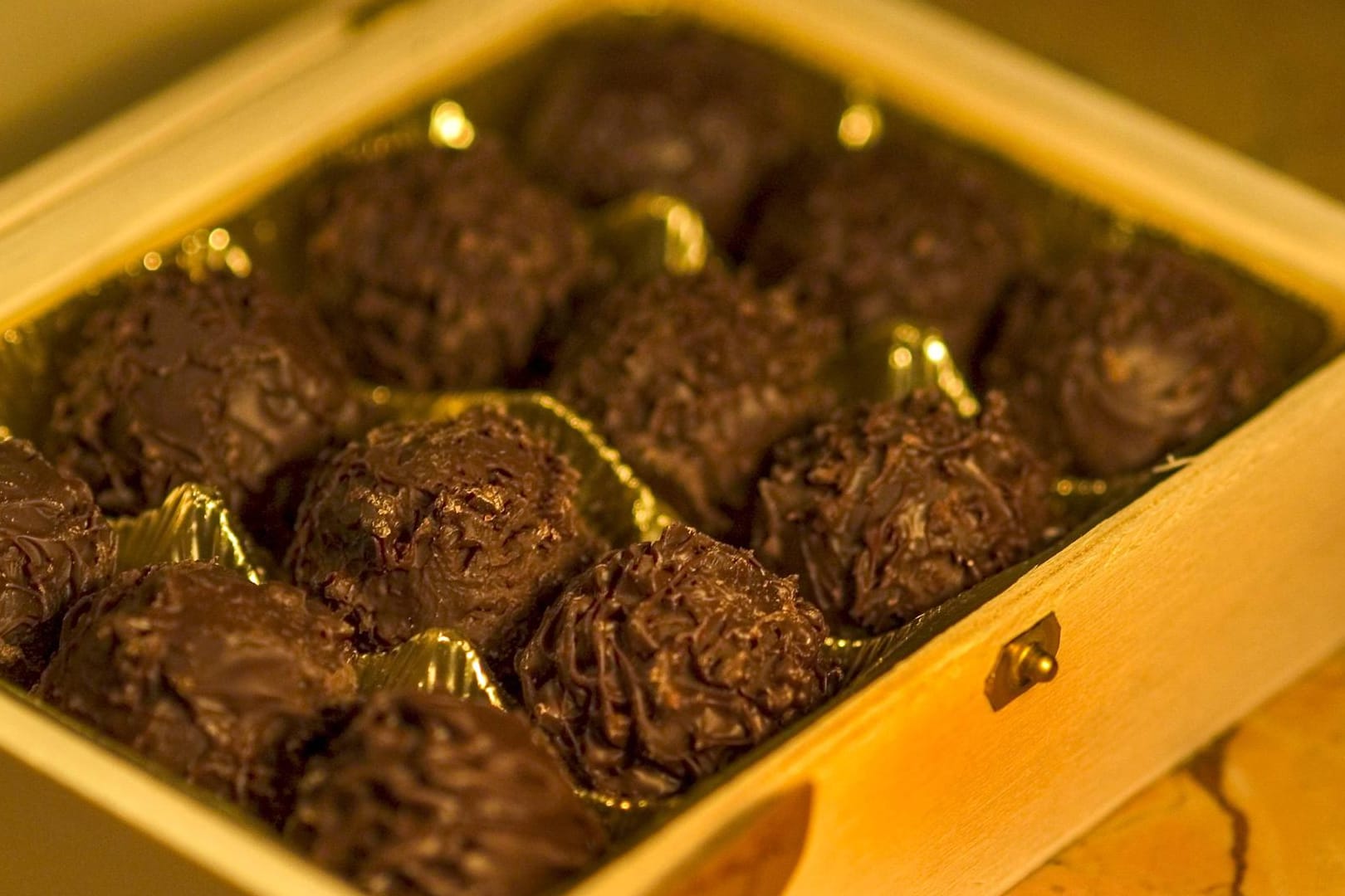 Trüffel-Pralinen in einer Holzschachtel: Im Kofferraum der Diebe befanden sich Pralinen im Wert von 420 Euro.