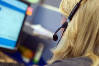 Frau mit Headset: Laut einer Untersuchung sehen sich 23,7 Prozent der befragten Frauen Vorurteilen ausgesetzt.