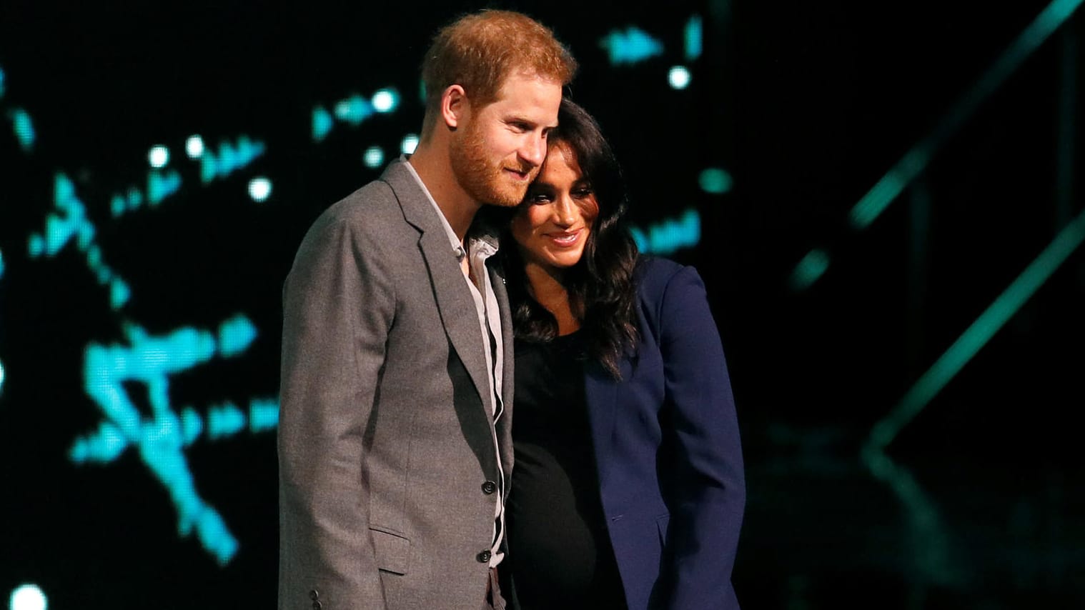 Prinz Harry und Herzogin Meghan: Aneinander geschmiegt stehen sie auf der Bühne des WE Days.