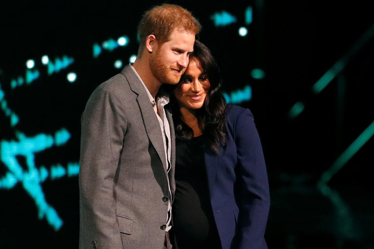 Prinz Harry und Herzogin Meghan: Aneinander geschmiegt stehen sie auf der Bühne des WE Days.