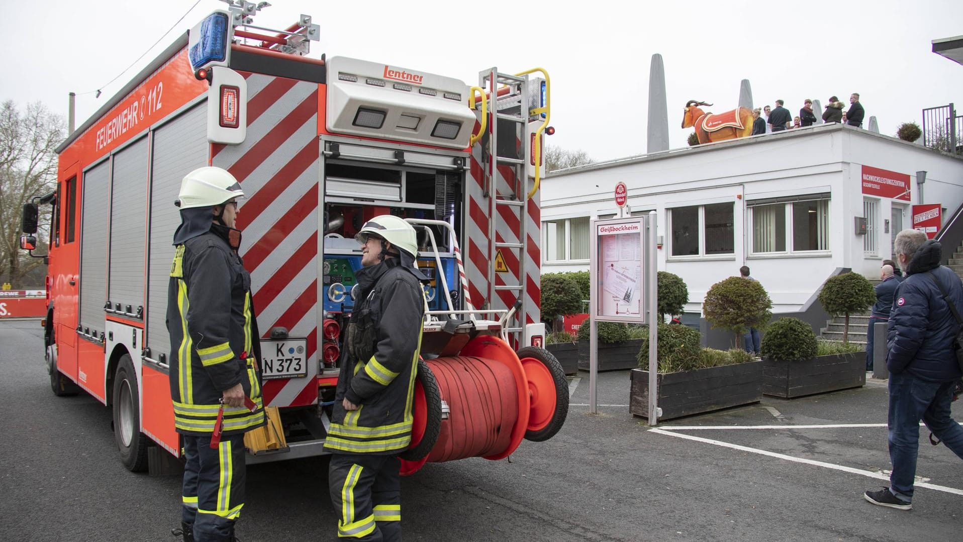 Im Einsatz: Die Kölner Feuerwehr.