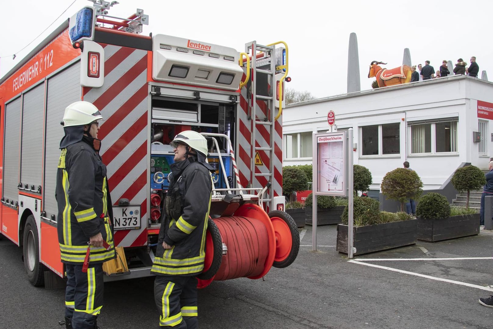 Im Einsatz: Die Kölner Feuerwehr.