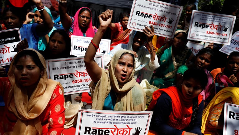 Archivbild: Frauen demonstrieren im April 2018 in Neu-Delhi nach brutalen Angriffen auf Frauen und Mädchen.