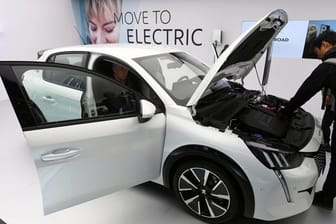 Der elektrisch angetriebene Peugeot e-208 auf dem Genfer Autosalon.