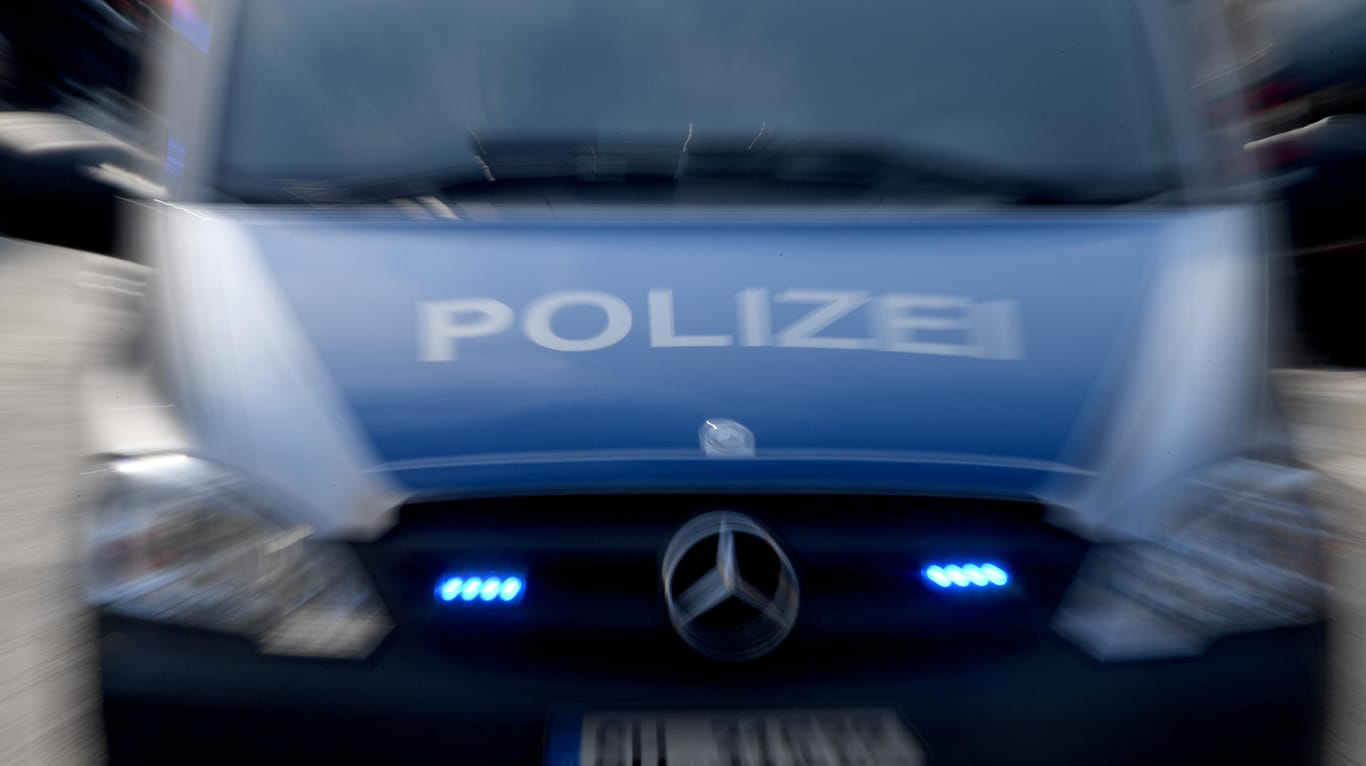 Ein Polizeiwagen (Symbolfoto): Ein Mann hat in Worms seine Freundin getötet und sich später der Polizei gestellt.