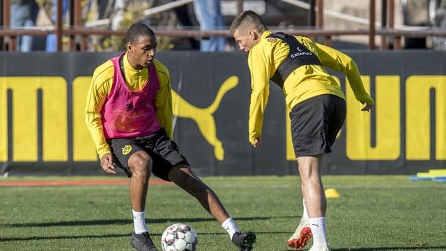 Mittelfeldspieler Tobias Raschl (r) im Wintertraininglager der Profis im Zweikampf mit Verteidiger Abdou Diallo. Mittelfeldspieler Tobias Raschl (r) im Wintertraininglager der Profis im Zweikampf mit Verteidiger Abdou Diallo.