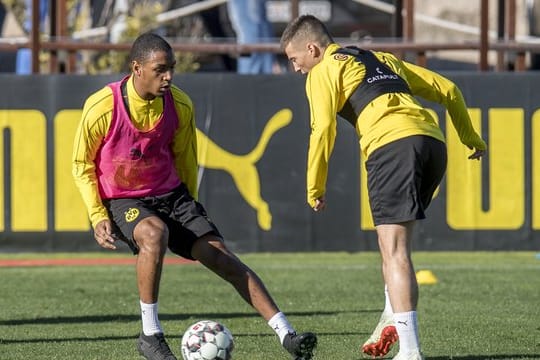 Mittelfeldspieler Tobias Raschl (r) im Wintertraininglager der Profis im Zweikampf mit Verteidiger Abdou Diallo.