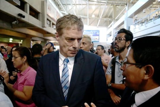 Unerwünschte Person: Der deutsche Botschafter Daniel Kriener bei der Ankunft von Juan Guaido, dem selbst ernannten Interimspräsidenten von Venezuela.