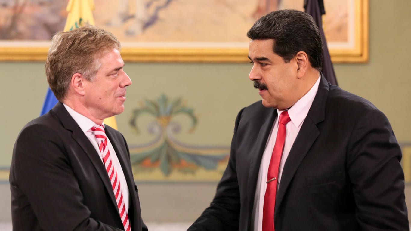 Unerwünschte Person: Daniel Kriener schüttelt dem Präsidenten Venezuelas, Nicolas Maduro, bei einem Empfang im Präsidentenpalast die Hand.