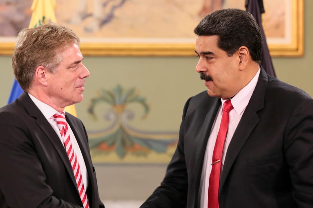 Unerwünschte Person: Daniel Kriener schüttelt dem Präsidenten Venezuelas, Nicolas Maduro, bei einem Empfang im Präsidentenpalast die Hand.