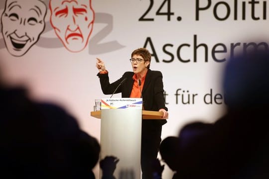 Die CDU-Chefin wurde wegen derber Sprüche beim Karneval massiv angegangen.