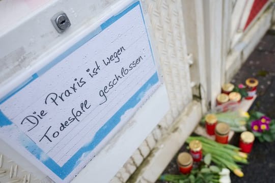 Ein Arzt war in Enkenbach-Alsenborn tot vor seiner Praxis gefunden worden.