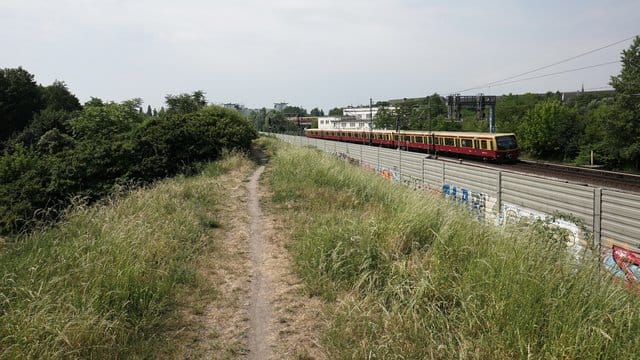 Blick auf einen Bahndamm in Pankow