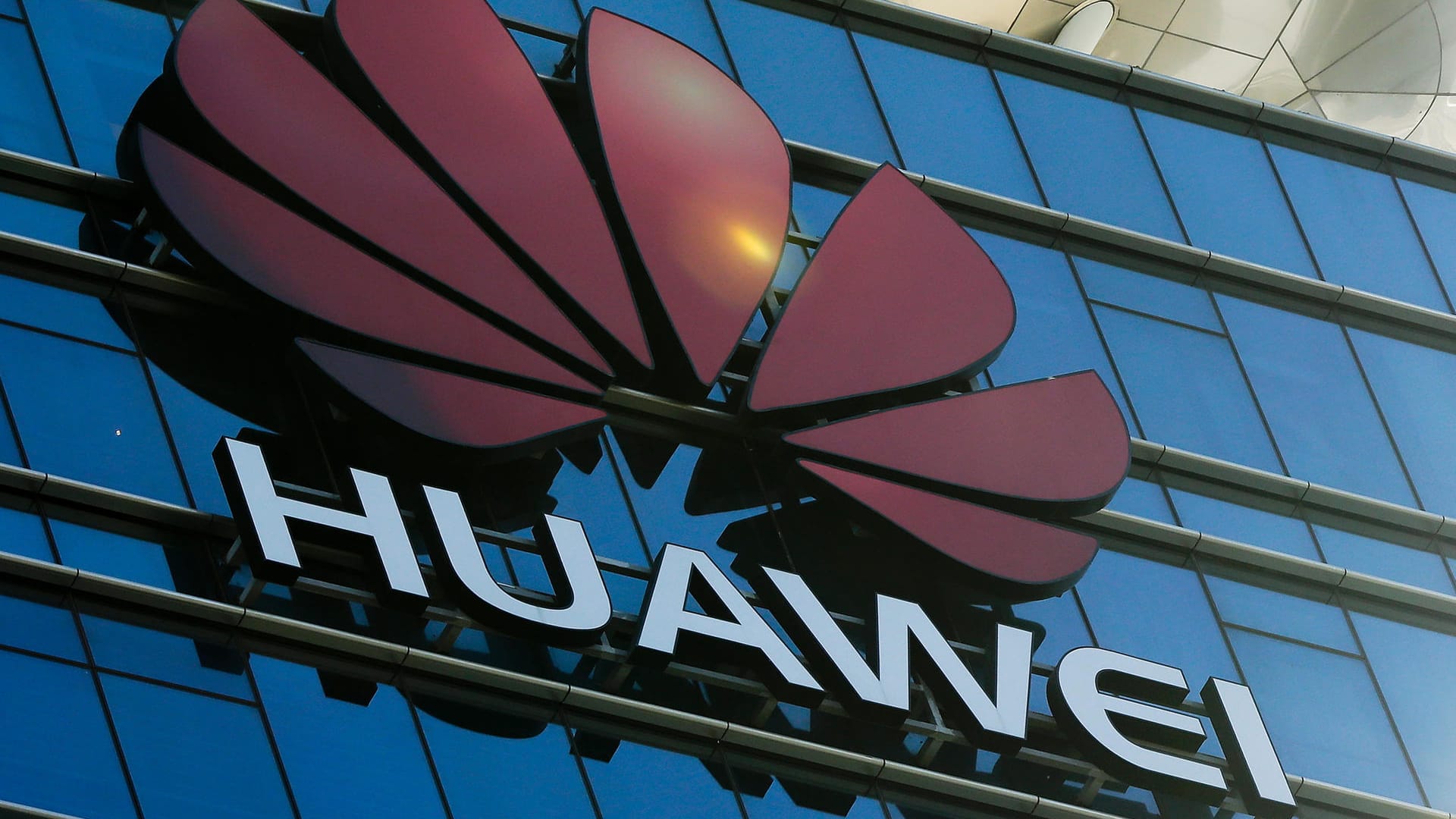 Das Logo von Huawei an einem Bürogebäude: Der Telekomgigant verklagt die US-Regierung.