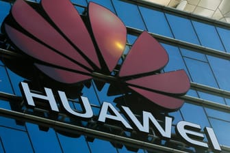 Das Logo von Huawei an einem Bürogebäude: Der Telekomgigant verklagt die US-Regierung.