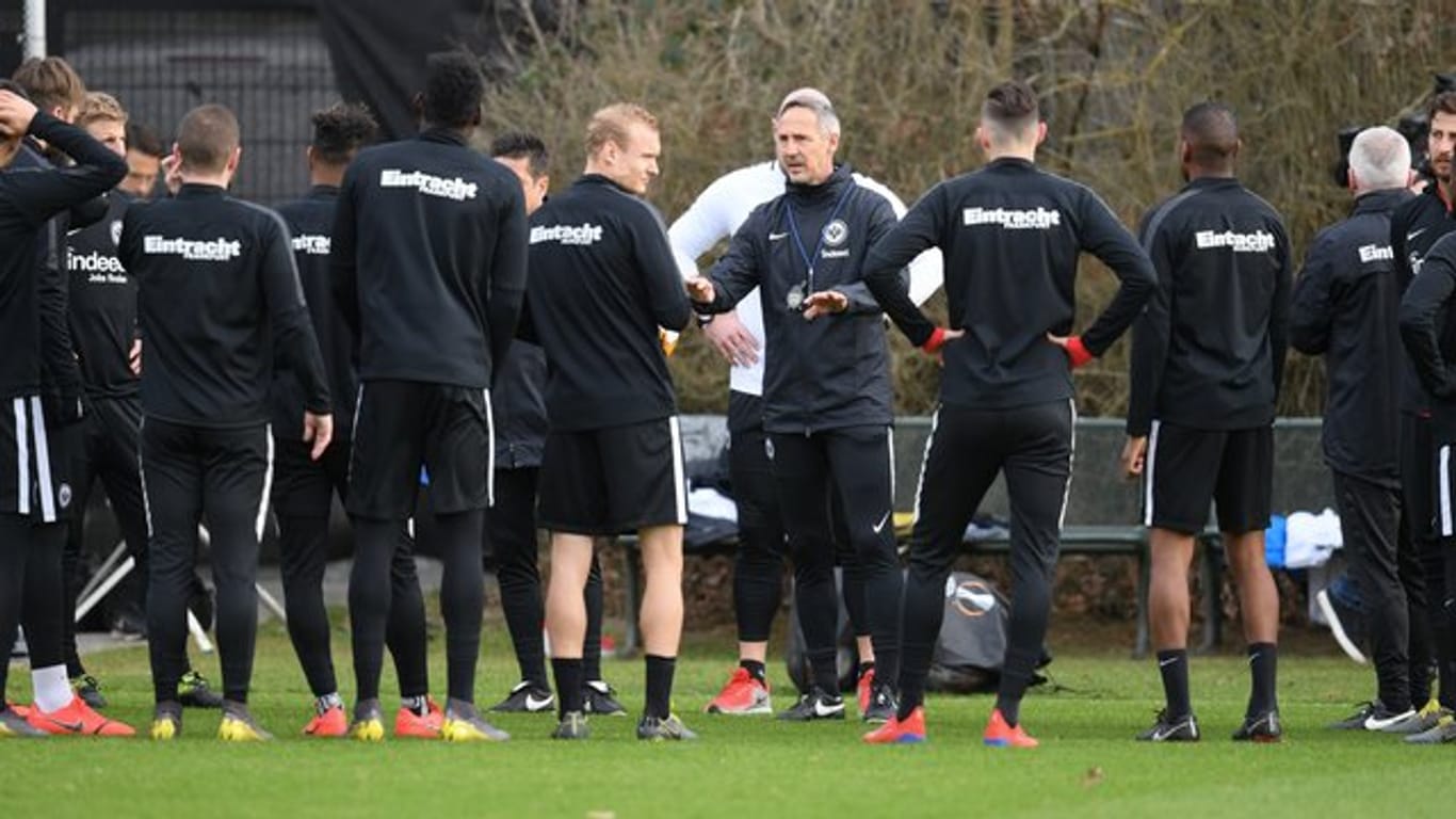 Trainer Adi Hütter (M) bereitet die Eintracht-Profis auf das K.