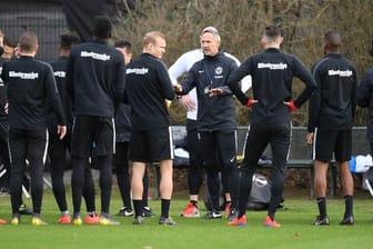Trainer Adi Hütter (M) bereitet die Eintracht-Profis auf das K.